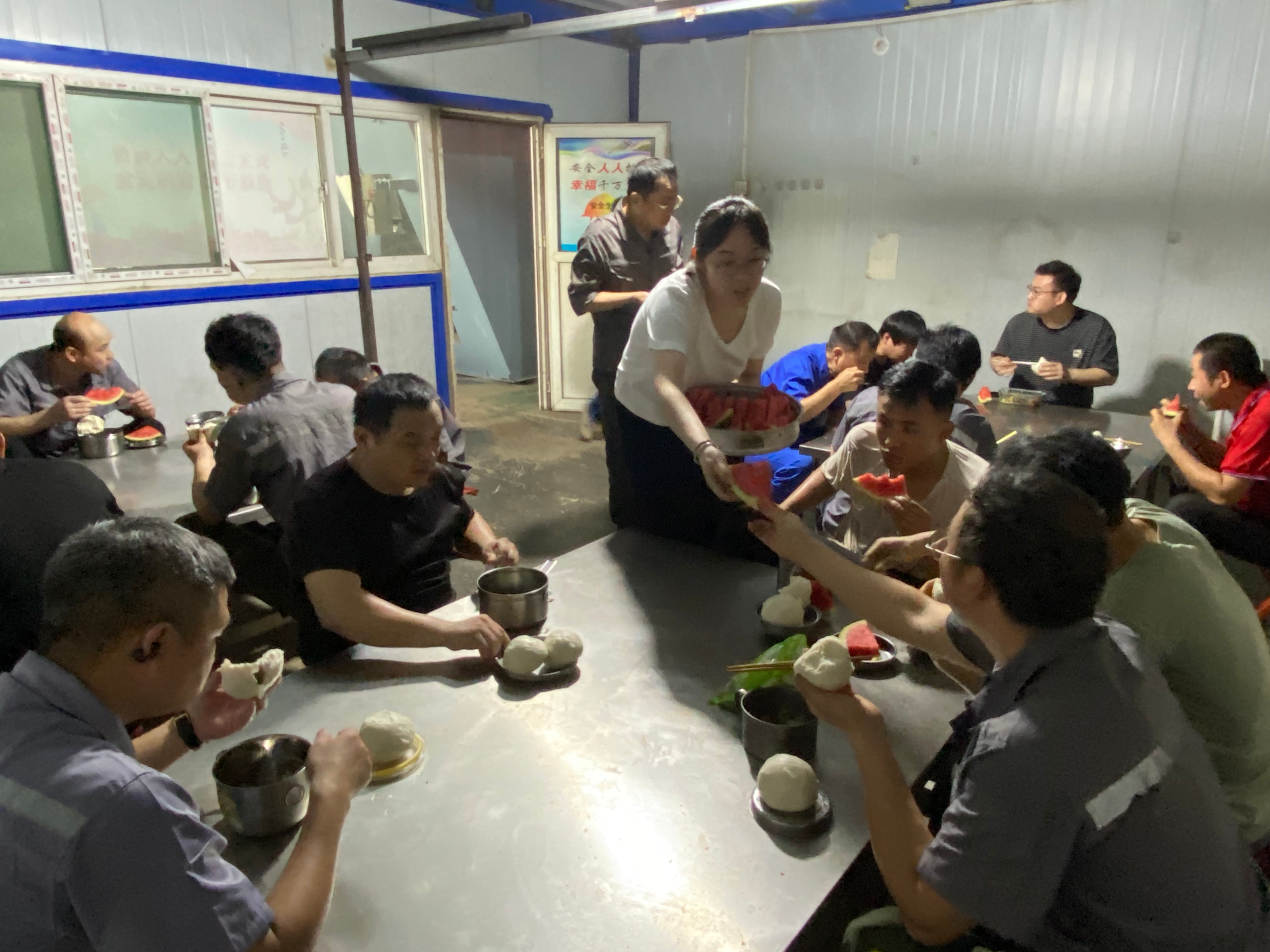 酷暑里的一縷清涼 ---工會主席王林林到智造中心慰問一線員工